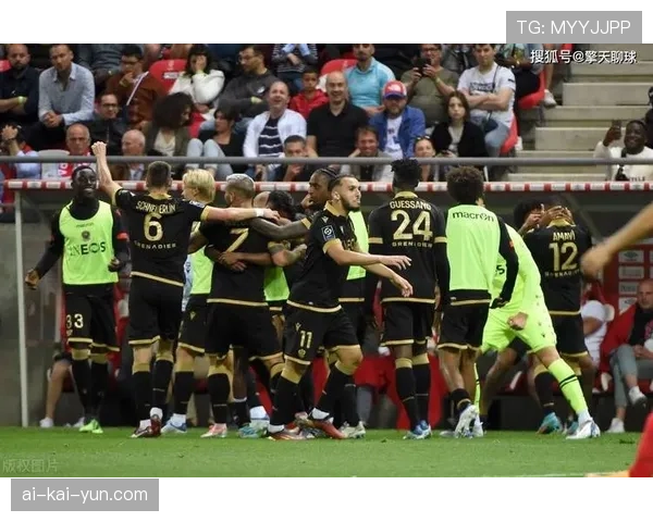 花絮：斯特拉斯堡小球迷冲入场内拥抱偶像，安保人员温和带离